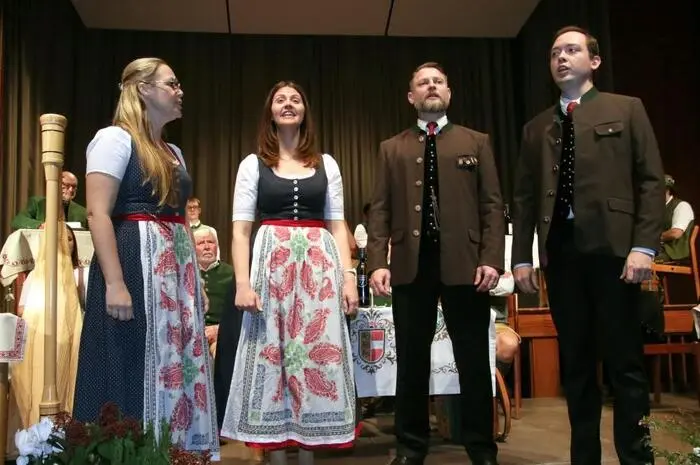 Den „Sandlern“ ist es wieder gelungen, ein flottes Programm auf die Beine zu stellen. Neben den „Hausherren“ begeisterten die Mitwirkenden, und zwar der „vielsaetig und knopfat“ aus Oberösterreich, „Quarinthia“ (Kärntner in Graz), „Mooswitzer Tanzlmusi (Salzburg, Kärnten, Bayern), ...