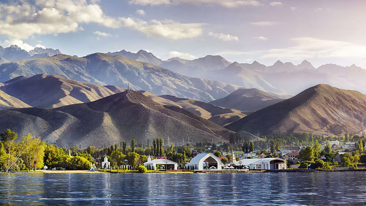 Das „Herz des Tianshan“: Der Yssykköl-See liegt auf einer Höhe von 1607 Metern