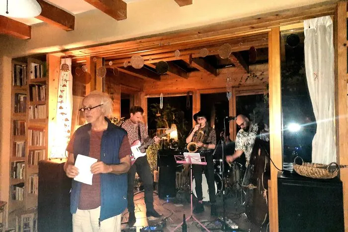 Die Band beschreibt ihre musikalische Bandbreite mit den Worten: „Zappa trifft Kabarett, Surf-Sounds, Metal-Riffs die den Chattanooga Choo-Choo reiten, während Shakespeare, Brecht und Monty Python Pate stehen“.