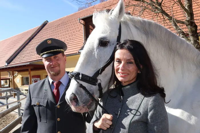 40 Jahre alt wurde der älteste Lipizzaner der Welt namens Neapolitano Nima I. Er verstarb im August. Seinem Geburtstag gingen Diskussionen um die Nachfolge „seiner“ Chefin voraus. Sonja Klima folgte Elisabeth Gürtler in der Spanischen Hofreitschule nach. In Piber übernahm Erwin Movia.