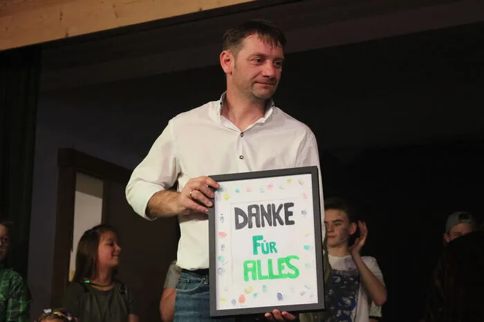 Am Ende der Show verabschiedete sich Heimo Tappauf sehr emotional und zieht sich nach acht Jahren zurück. Sein Team dankte ihm mit einem Bild.