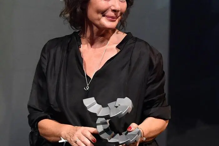 Evi Romen nahm den Preis für die beste männliche Hauptrolle für Thomas Prenn entgegen