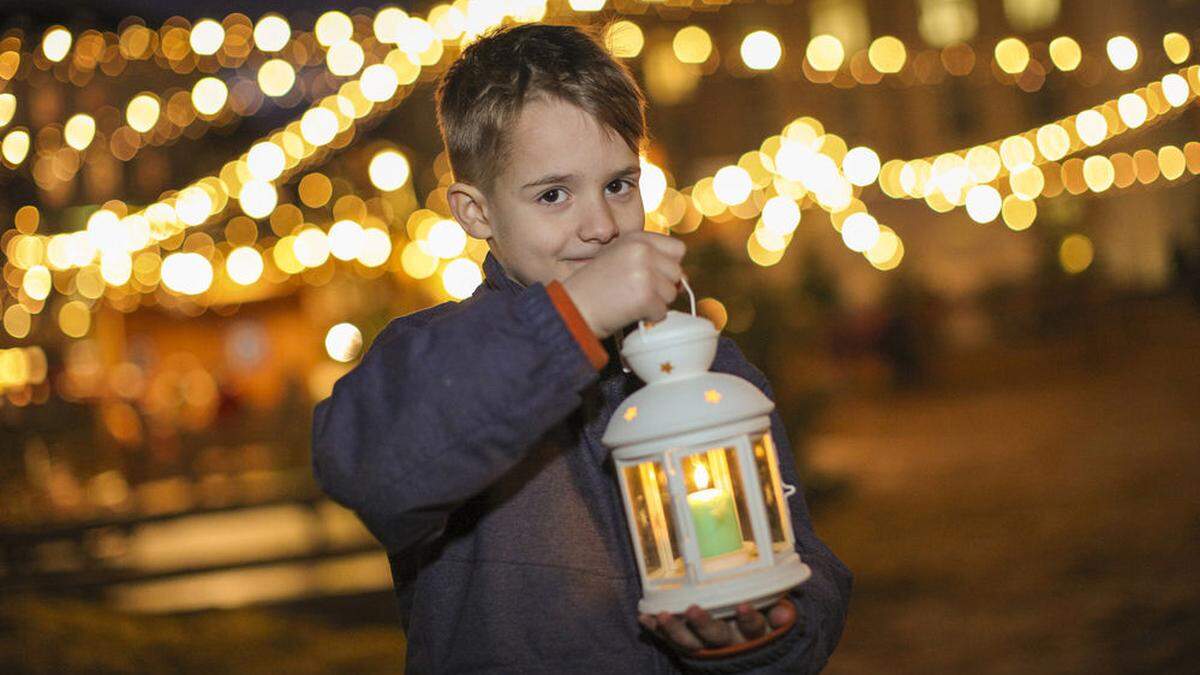 Ein Licht, als Symbol für den Frieden, wird verteilt