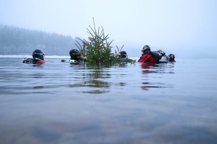 Am Stausee Soboth traf das Licht aus Betlehem bei winterlich-weihnachtlichem Wetter offiziell ein und wurde vom Wasserdienst in Zillen über den Stausee überbracht
