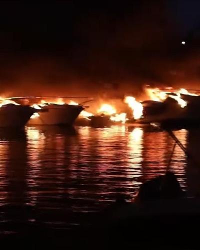 Ein Flammenmeer im Hafen von Medulin