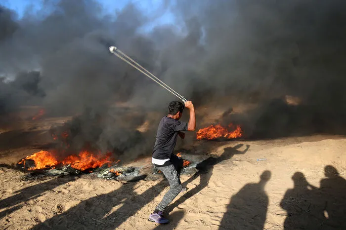 Nachdem bei gewaltsamen Protesten an der Grenze zwischen dem Gazastreifen und Israel nach palästinensischen Angaben zwei Menschen getötet worden waren, lieferten sich Tausende Demonstranten Auseinandersetzungen mit der israelischen Armee. Dieses Bild zeigt einen Demonstranten mit Schleuder bei Khan Yunis am südlichen Gazastreifen.
