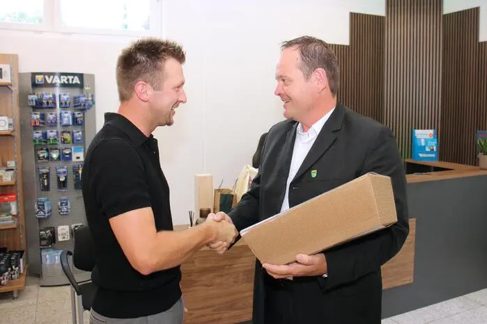 Am Montagabend wurde die offizielle Eröffnung gefeiert. Zahlreiche Gratulanten feierten mit dem Paar, darunter die Bürgermeister Roman Neumann (Ligist) ....