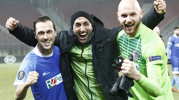Kapitän Michael Liendl, Co-Trainer Mo Sahli und Keeper Alex Kofler im Freudentaumel.