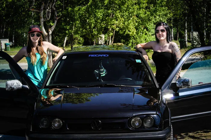 „Der Golf ist mein zweites Auto und auch mein zweiter Golf. Ich bin einfach schon immer auf dieses Auto gestanden. Wir Fahrerinnen am Treffen sind zwar immer noch in der Minderzahl, aber es werden jedes Jahr mehr. Eigentlich wollte ich sogar KFZ-Mechanikerin werden, aber daraus ist leider nichts geworden. Jetzt schraube ich halt an meinem Auto.“