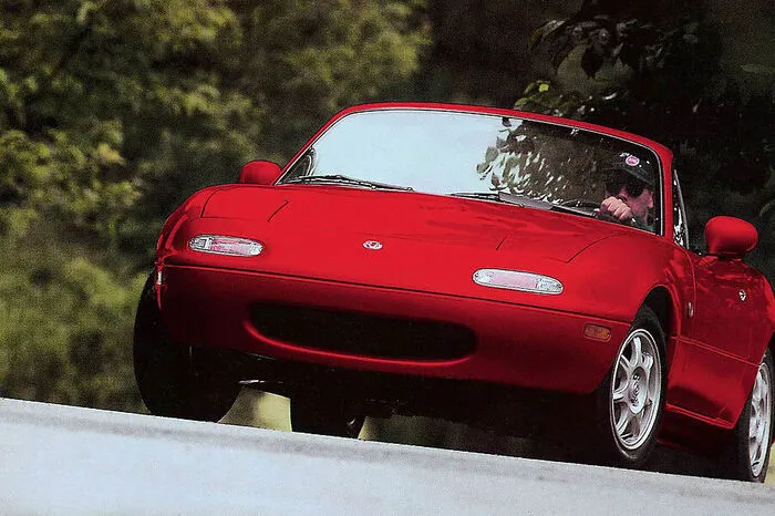 Bevor der Mazda MX-5 1989 das Licht der Welt erblickte, galt die Gattung Roadster aufgrund verschärfter Sicherheitsbestimmungen als ausgestorben. Die Japaner erkannten die Lücke und lieferten mit dem schicken Schlafaugen-Cabrio einen Mega-Seller ab: Als der Mazda MX-5 1990 in Österreich zum Händler rollte, hatten bereits 600 Kunden blind den Kaufvertrag unterschieben. Es dauert keine drei Tage, bis das Jahreskontingent ausverkauft war.