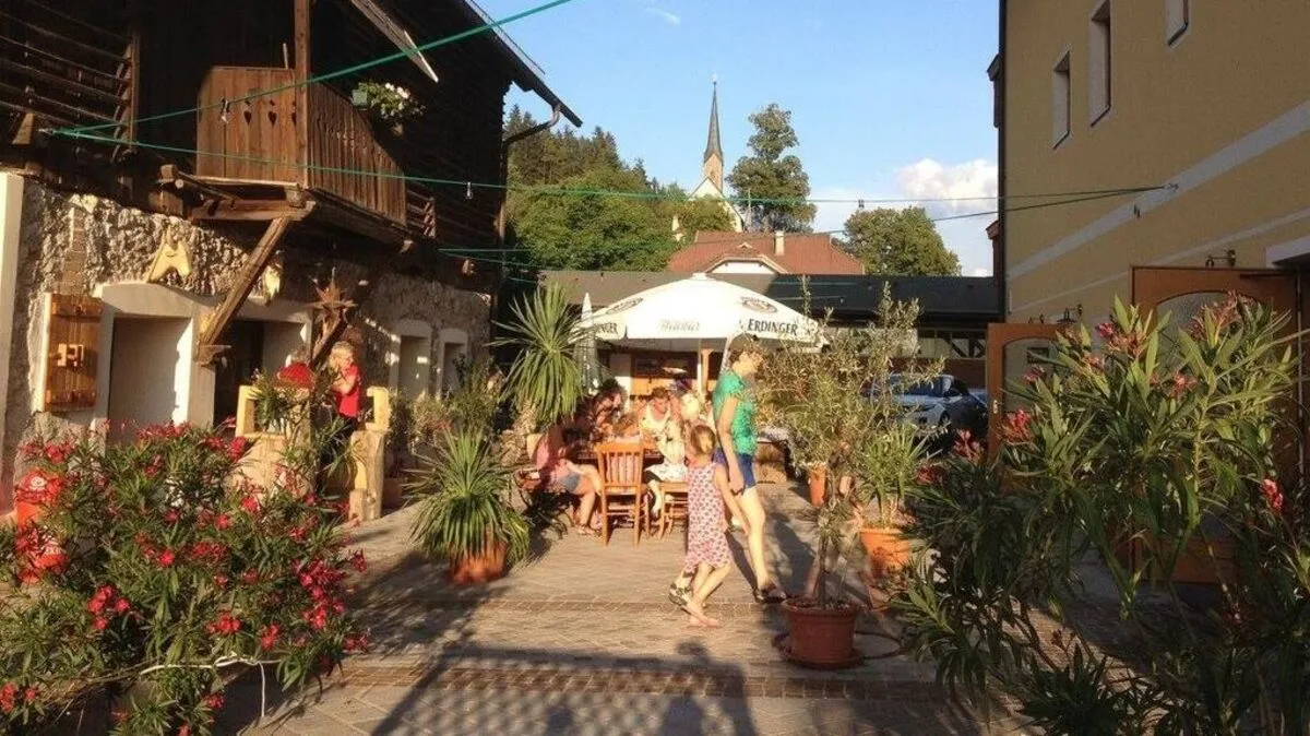 Hausmannskost samt passender Atmosphäre biete der Alpe Adria Gasthof Rausch in Ledenitzen