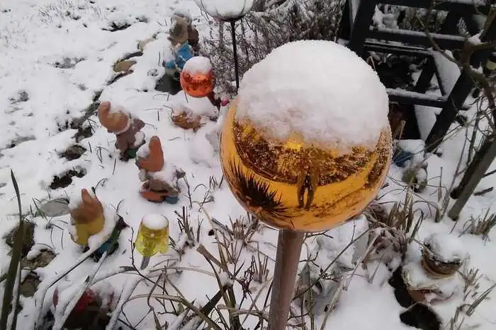 Die Gärten tragen eine dünne Schneeschicht.