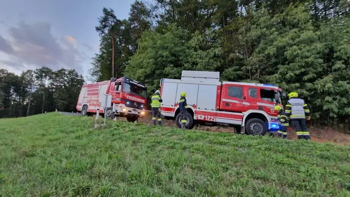 Die Feuerwehren St. Stefan im Rosental und Lichendorf bargen den Lkw und schleppten ihn zu einer sicheren Stelle
