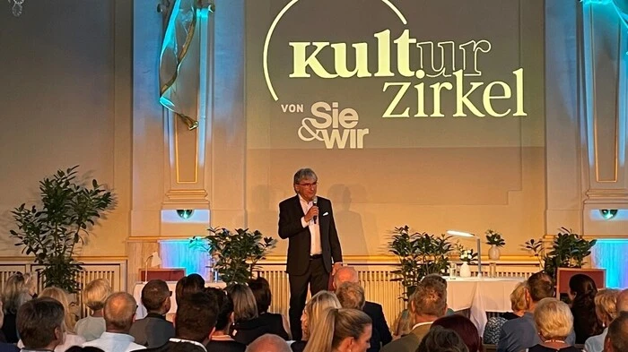 Versicherungsmakler Walter Liendl lud im Rahmen des Sie&amp;Wir-Kulturzirkels zur Lesung in den Mailandsaal in Bad Gleichenberg.