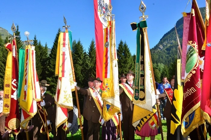 Auch am Sonntag, den 28. August 2016, waren Abordnungen zahlreicher Traditionsverbände mit ihren Fahnen gekommen.
