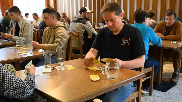 Zahlreiche Teilnehmer fanden sich ein, um in geselliger Runde ihr Glück zu versuchen und sich mit Freunden und Bekannten im beliebten Spiel zu messen.