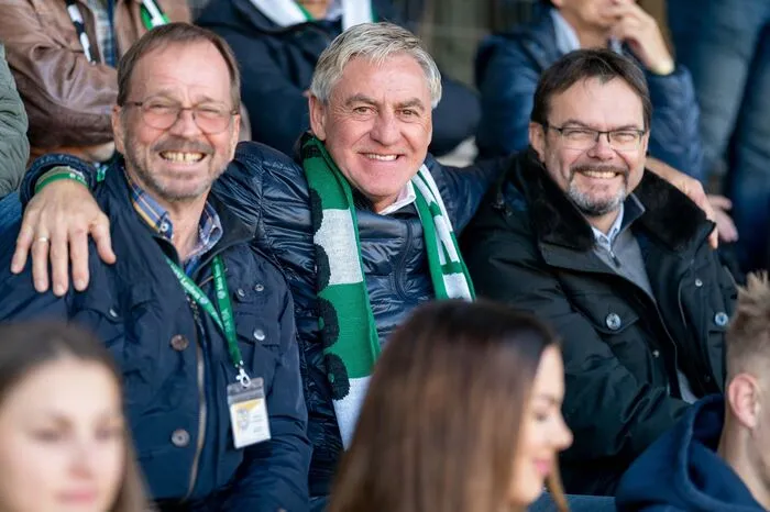 DSV-Legende Walter Schachner strahlte mit den mehr als 4000 Fans um die Wette.