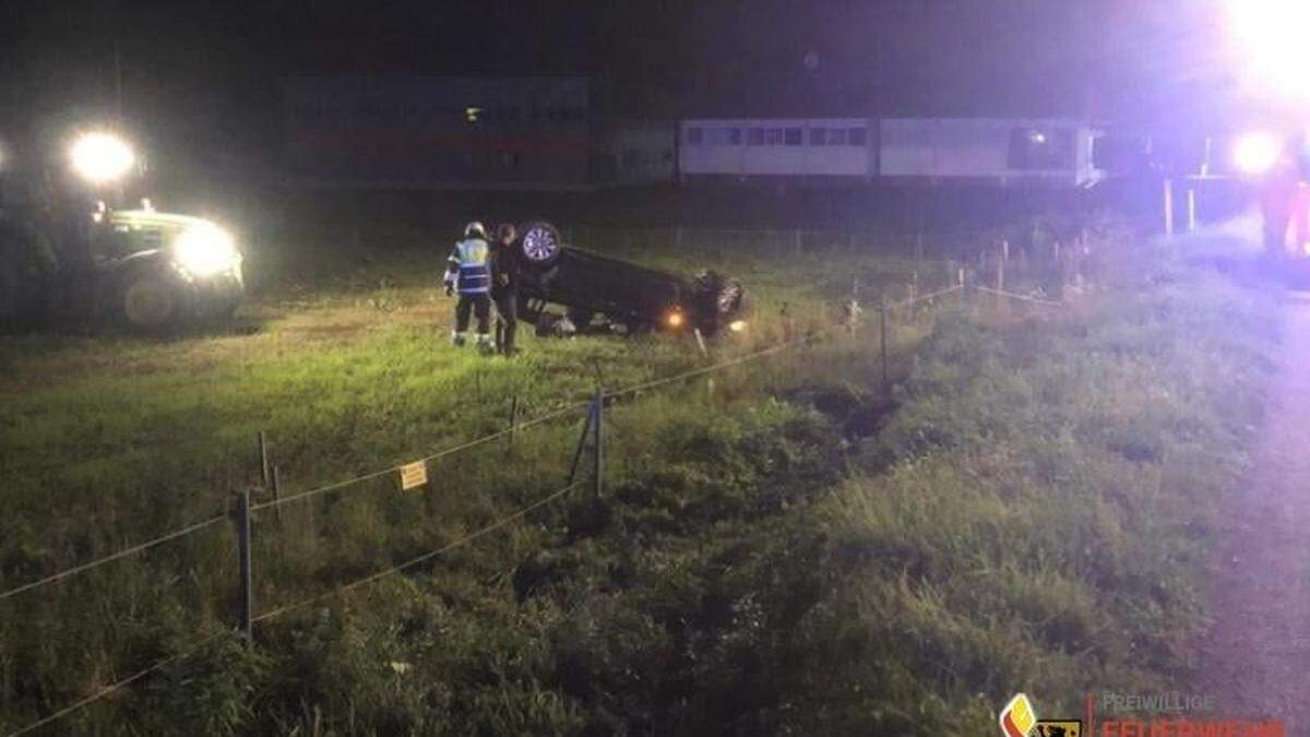 Der Wagen hob ab, überschlug sich mehrere Male und kam nach 60 Metern in einer angrenzenden Wiese zum Stillstand