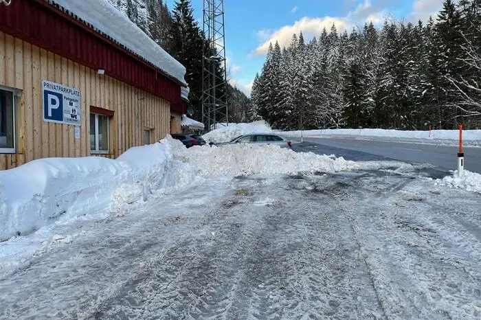 Der Privatparkplatz in der Nähe ist beim Lokalaugenschein nahezu leer, sonst aber oft überfüllt