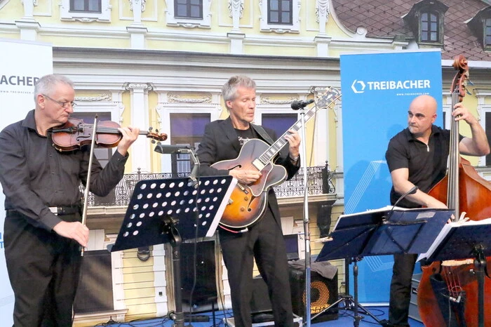 Für den optimalen Sound sorgte Richard Peterl mit den „Swinging Strings“, für die Moderation zeichnete Timm Bodner von „Antenne Kärnten“ verantwortlich. 