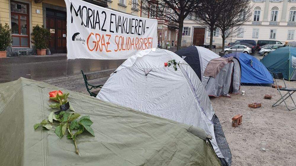Mit einem Camp mitten am Freiheitsplatz wird auch dieses Wochenende für eine bessere Flüchtlingspolitik protestiert