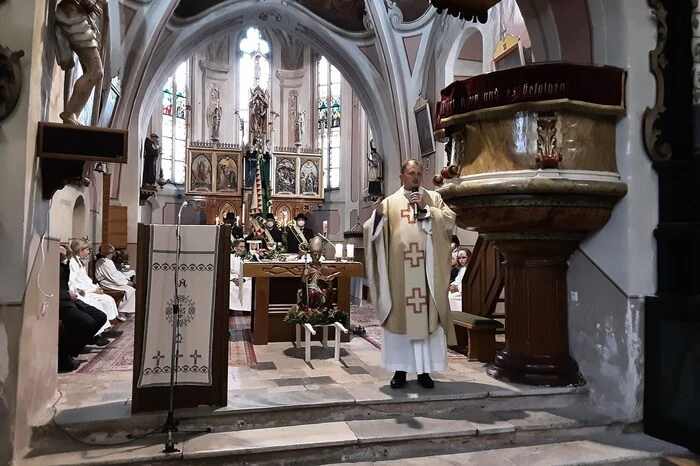 Der „Maxlaunsonntag“ wurde mit dem Festgottesdienst von Pfarrer Ciprian Sascau eröffnet, gestaltet vom Kirchenchor Niederwölz.