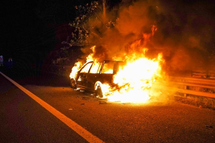 Ein Auto brannte lichterloh, der Fahrer konnte sich noch rechtzeitig retten.