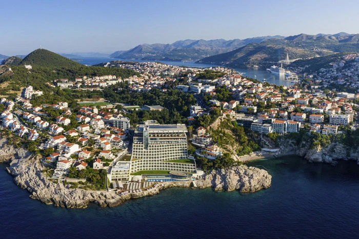 Mit dem Preis als bestes "Seafront Hotel" hat die Jury das Rixos Premium Dubrovnik (5 Sterne) ausgezeichnet. Die Anlage liegt auf einem Plateau über der Adria, zu Fuß ist die Altstadt von Dubrovnik in wenigen Minuten erreichbar.