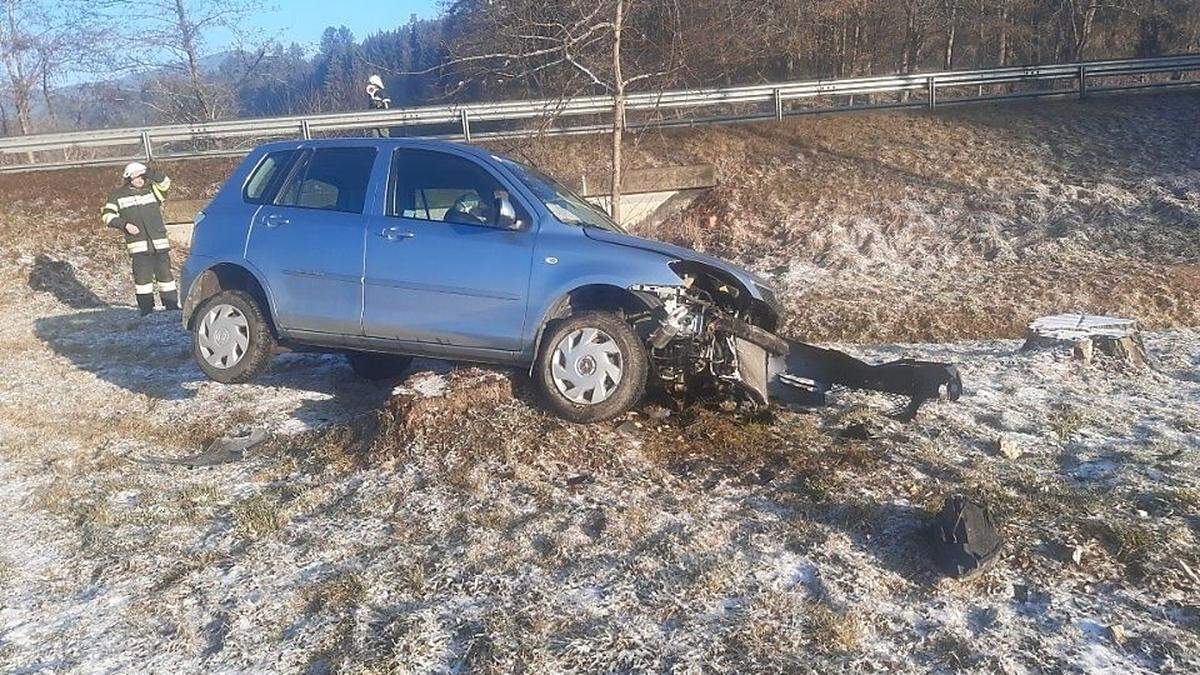 Auf einem Baumstumpf kam das Auto zum Stillstand