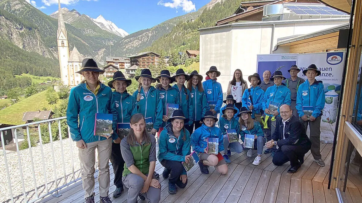 Junior Ranger mit Sara Schaar, Nationalparkdirektor Peter Rupitsch, Helmut Petschar (Kärntnermilch) und Nationalpark Ranger Georg Granig und Stefanie Winkler.
