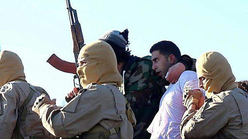 Die IS-Miliz mit dem gefangenen Piloten