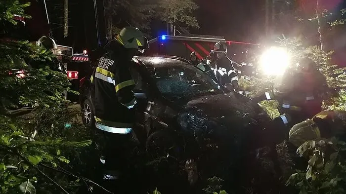 Das Auto wurde bei dem Unfall total beschädigt