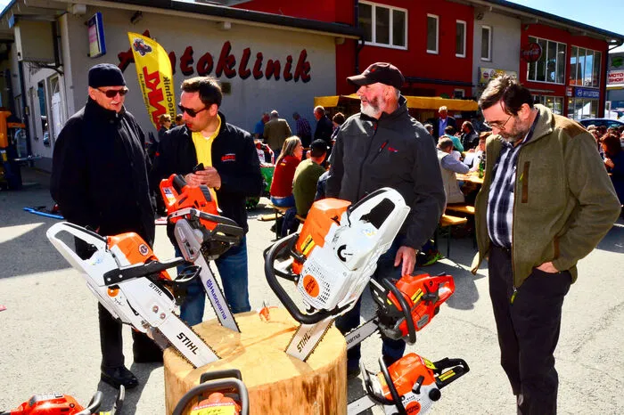 Zwölf Firmen präsentierten im Zuge der Messe zum 20. Betriebsjubiläum der Autoklinik ihre Produkte.