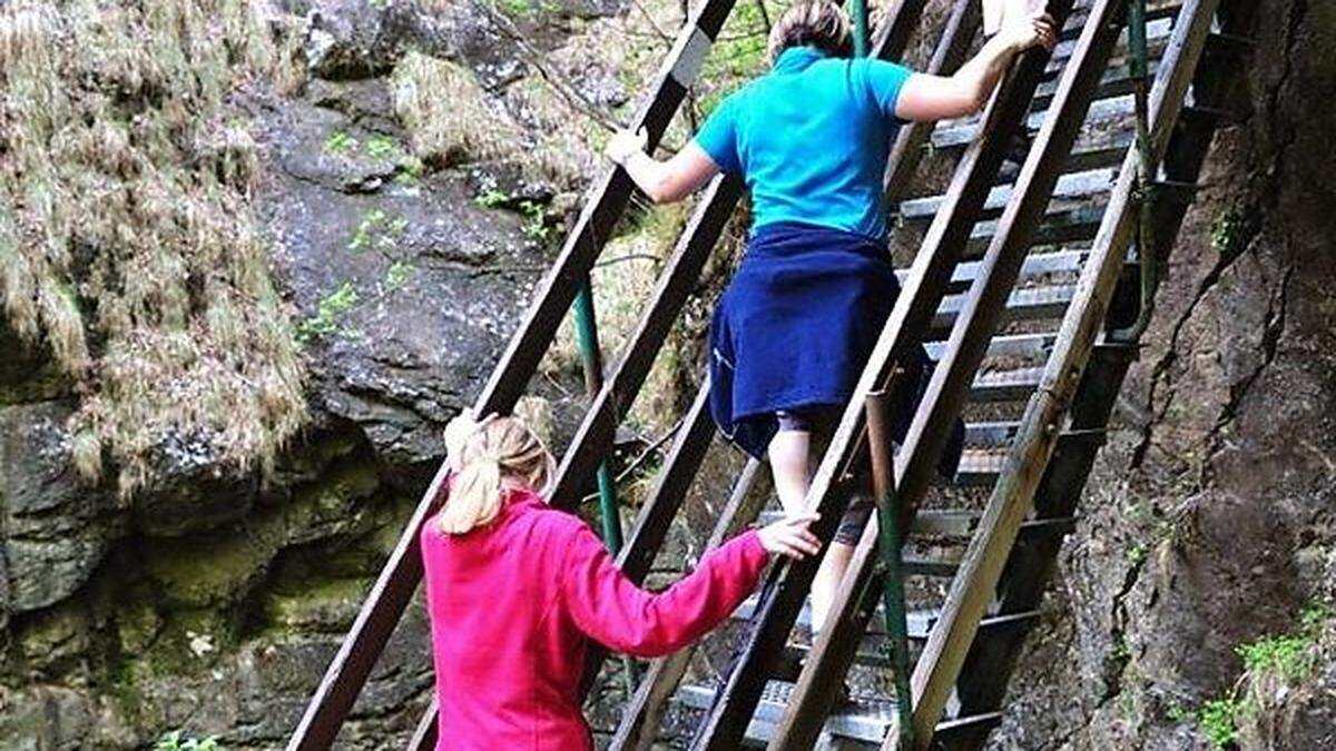 Auf der langen, steilen Treppe kam es zum Unfall: Eine Frau wurde von einem Stein  getroffen und schwer am Fuß verletzt (Archivfoto)