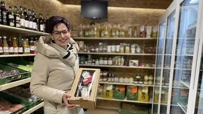 Barbara Freigaßner in der neu eröffneten Hütte in Spielberg, es ist die größte Eierhütte der Region