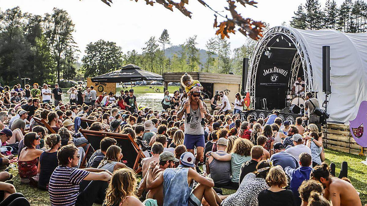 Hunderte Festivalbesucher campen jedes Jahr auf dem Gelände des ehemaligen Blumenparks in Sittersdorf 