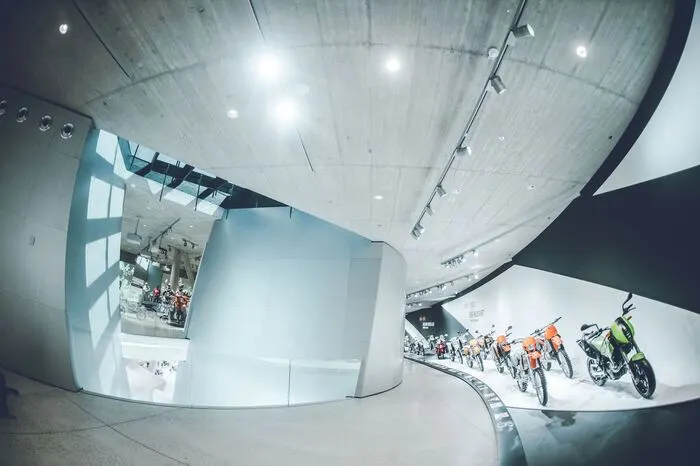 Das Projekt leitete sein Sohn Alex, für die Umsetzung zeichnet das deutsche Atelier Brückner (inszenierte schon die BMW-Welt und das Porsche-Museum) in Zusammenarbeit mit einem örtlichen Architektenteam verantwortlich.