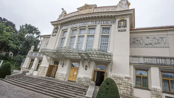 Das Jugendstiltheater von außen: die beiden Musen über dem Eingang wurden nach dem neuesten Stand der Technik mit Kupfer und Flüssigfolie restauriert