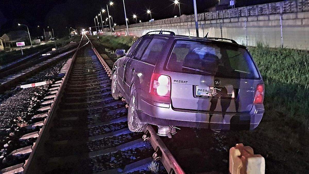 in Voitsberg kam der Pkw am Gleis zu stehen. Ein Zug konnte rechtzeitig gestoppt werden