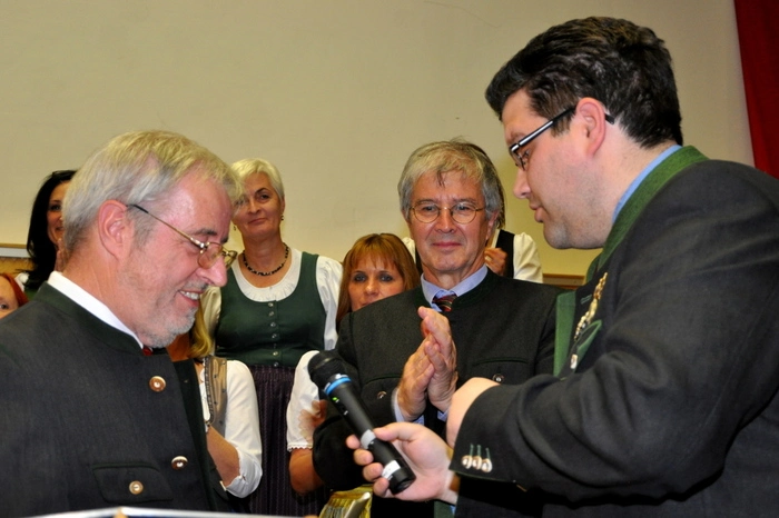 Bezirksobmann Gert Rundhammer überreichte Liederkranz-Obmann Rudolf Perwein eine Ehrenurkunde vom Chorverband Steiermark.