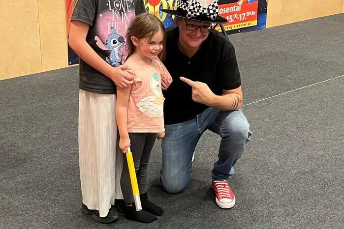Auch Zauberer Gabriel wusste mit seinem unterhaltsamen Programm zu überzeugen. Immer wieder wurden Kinder in seine Zauberdarbietungen eingebunden, was für viele Lacher und große Begeisterung sorgte. 