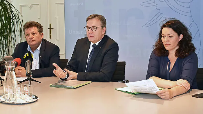 Günther Platter präsentierte   gemeinsam mit Ingrid Felipe und Gemeindeverbandspräsident Ernst Schöpf das Gemeinde-Struktur-Paket