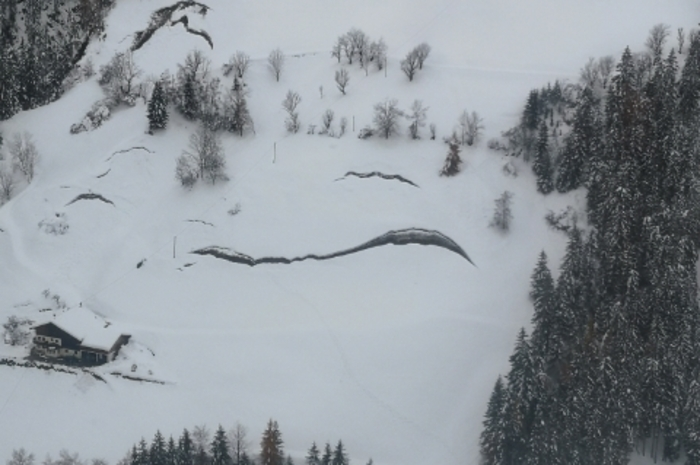 Diese in Großkirchheim aufgenommene Flugbild zeigt, dass der Schnee an den steilen Hängen abzurutschen droht.