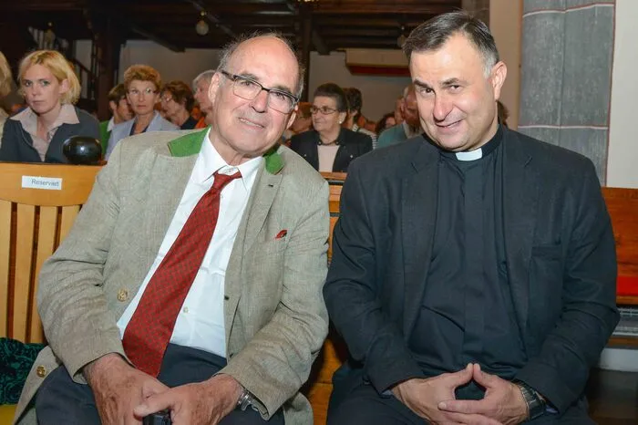 Unternehmer Herbert Kulterer und Pfarrer Jakub Jerzy Radziwonski.