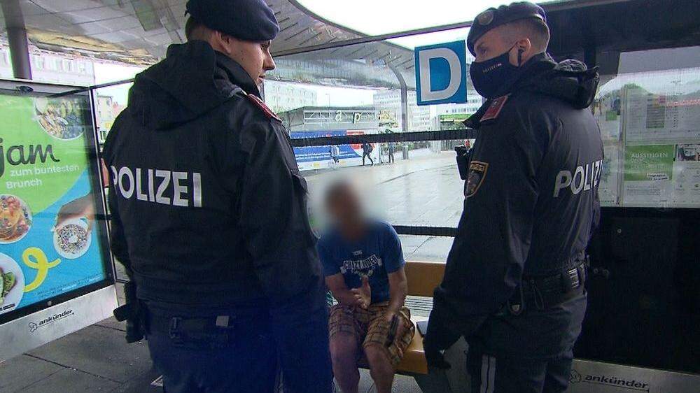Nach einer Messerattacke am Grazer Bahnhof: Polizisten befragen Opfer