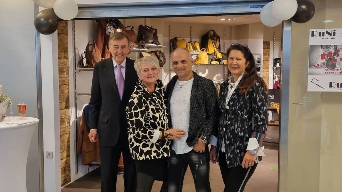 ece-Eigentümer Heribert Krammer, Nicole und Rudi Kreiner-Rzucidlo und Astrid Passenegg vor der neueröffneten Filiale