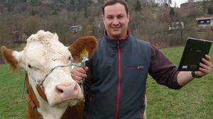 Matthias Auernig hat die Gesundheit von Kuh „Lena“ – sie ist trächtig – mit seinem Tablet im Auge 