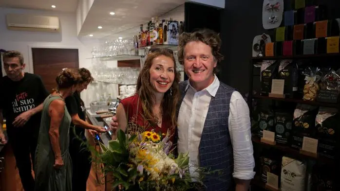 „La bella vita“ kehrt in die „Cittaslow“, wie sich Hartberg gerne nennt. Denn mit dem neuen Café „tutto espresso“ in der Preßlgasse 10 wird die italienische Art zu Leben mit der Steiermark verknüpft. Hinter dem liebevoll eingerichteten Lokal stecken Regina und Bernhard Bergmann, die sich damit ein Stück weit einen Lebenstraum erfüllt haben.