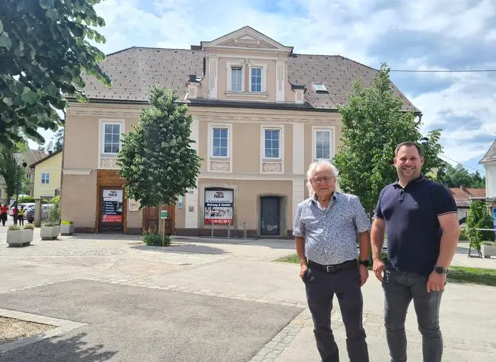 Vater-Sohn-Gespann: Johann und Christoph Ferlin vor der einstigen Apotheke, die umgebaut wird