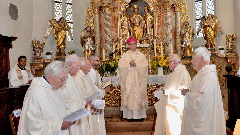 Priester feiern ihren Dankgottesdienst